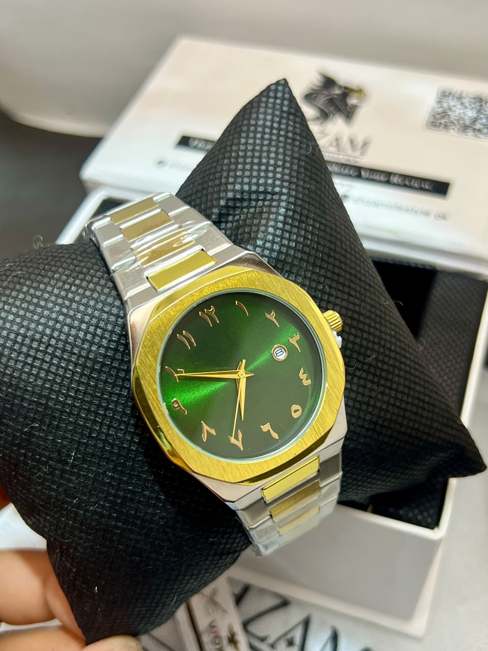 VIOKAI 6680 Forest Green Arabic Numeral Dial – Front View with Gold Bezel & Two-Tone Bracelet